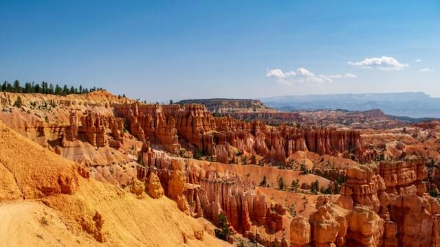  hoodoo fjellformasjoner i en canyon